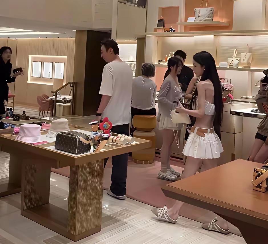现实生活中
不是娱乐圈明星
热度和流量却可以吊打娱乐圈大多明星的恐怕只有王思聪了
