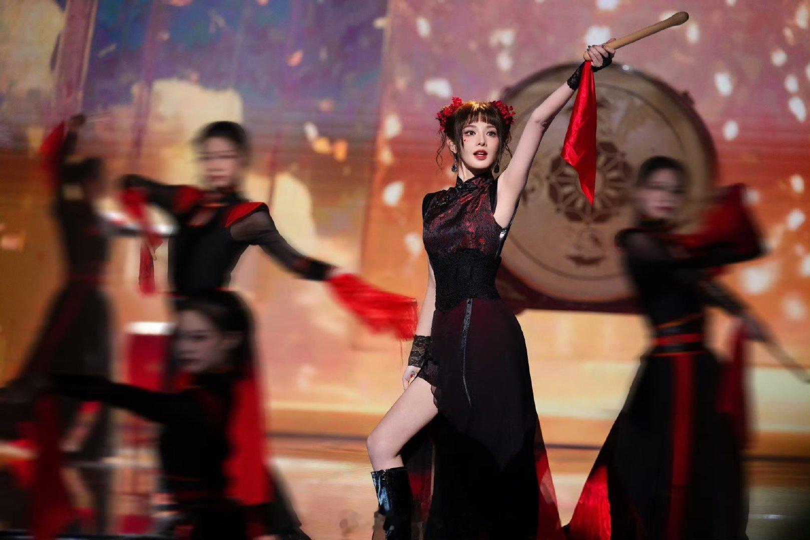 彭小苒谁家福娃跑出来了网友看到小苒新图直接来了一句：“谁家福娃跑出来了”哈哈哈哈