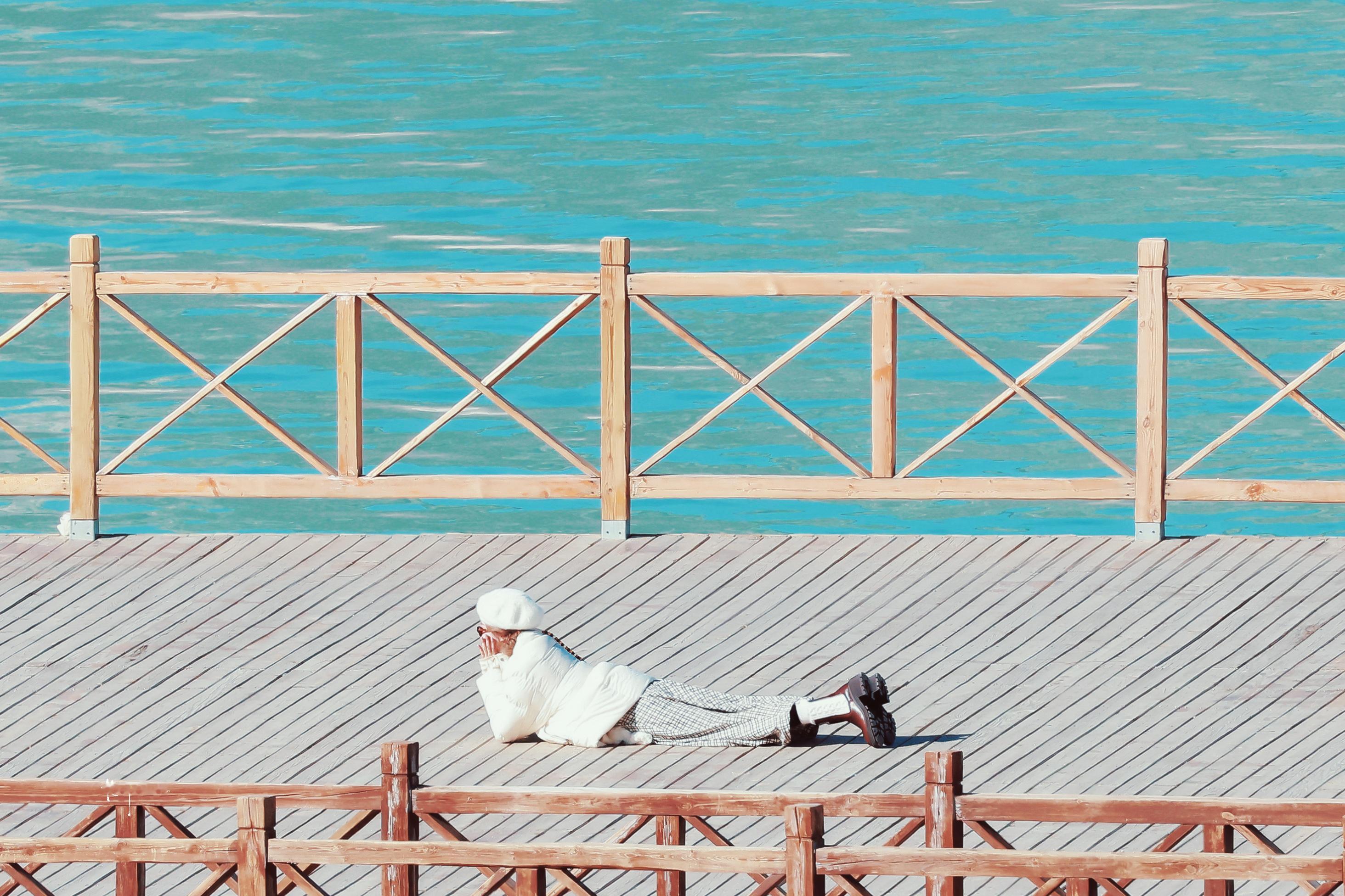 我要告家长这是谁家小朋友穿白色衣服趴地上