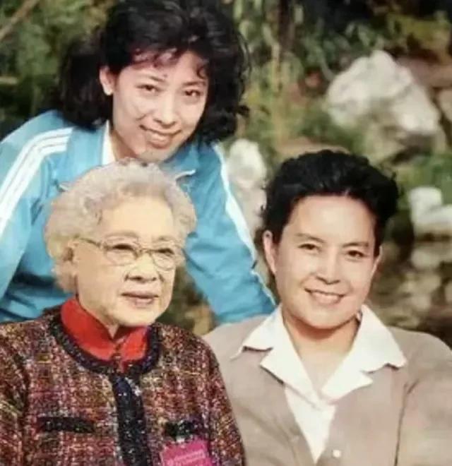 秦怡与王苏娅 关牧村
本来以为这张照片是真的，原来也是p的