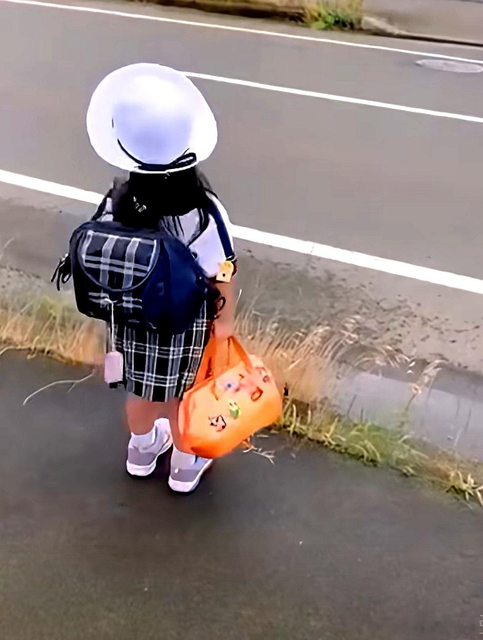 等校车的日本小学生 