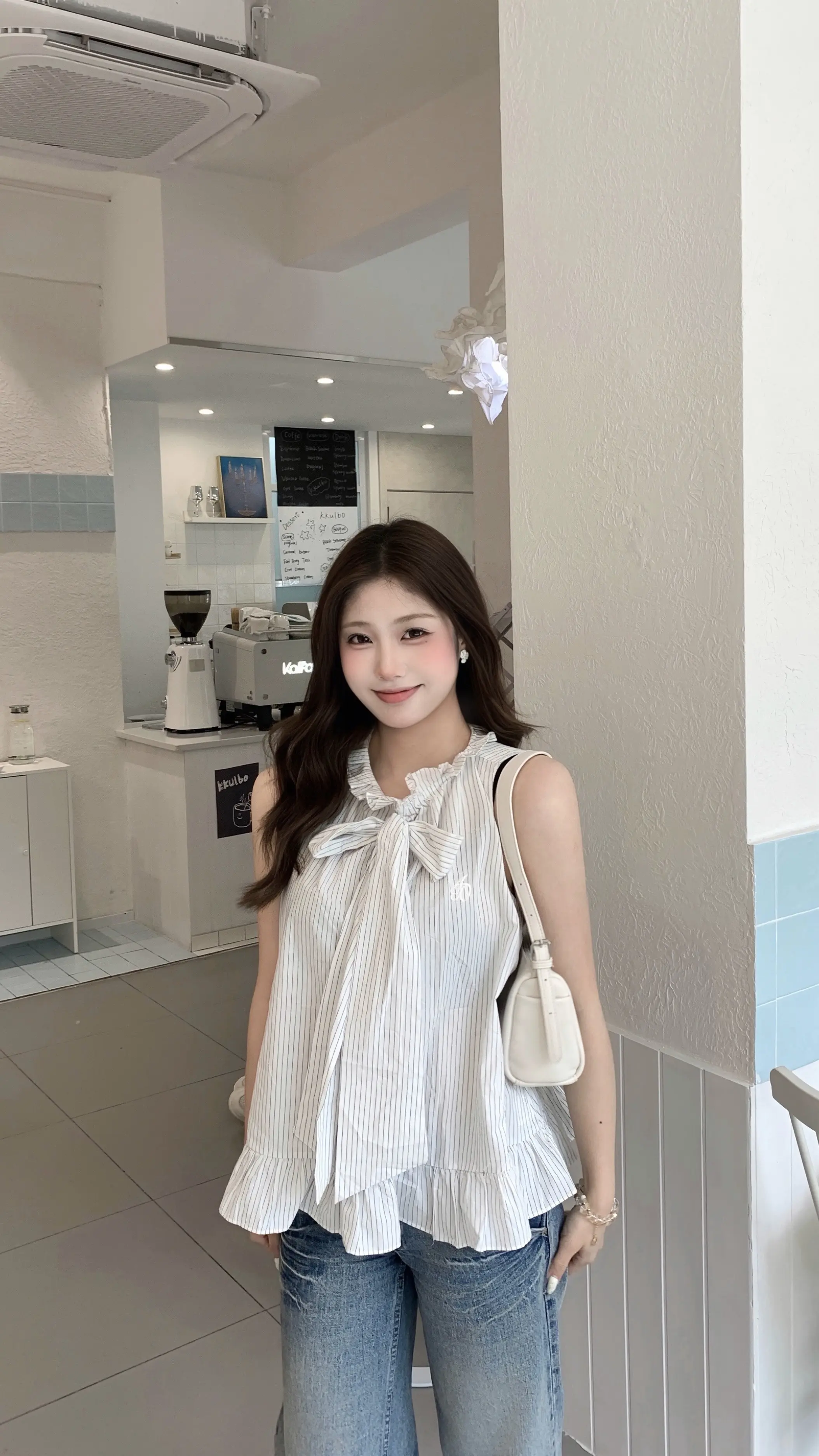 坐在沙发Kiss Kiss