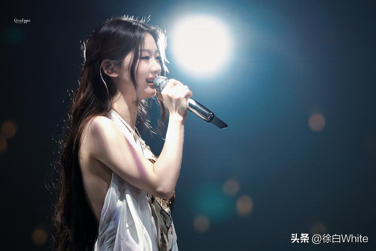 3月30日，网友发现陈奕迅昨晚出现在单依纯的演唱会现场，陈奕迅全程嘴角下弯，表情