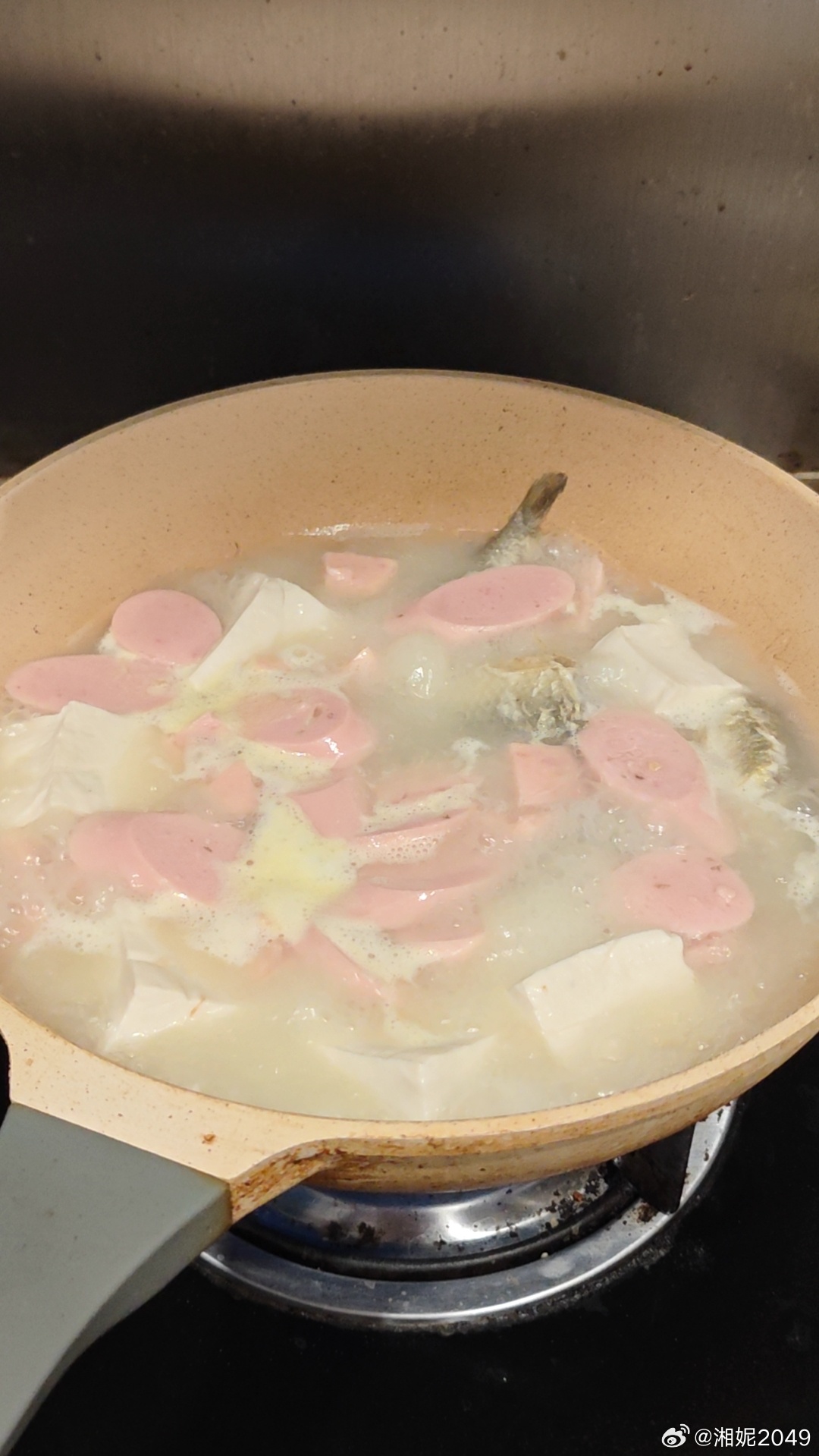 鲫鱼豆腐汤！奶白奶白的～咋样，厨艺不错吧