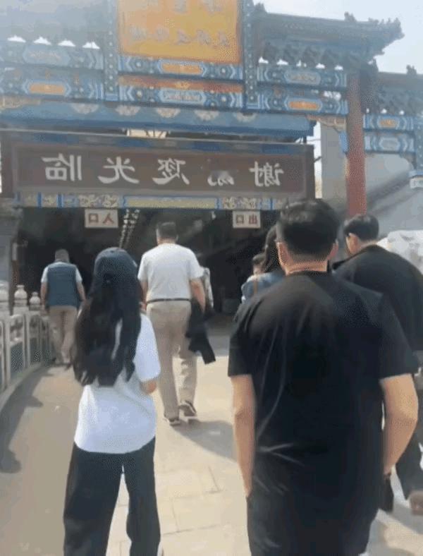 今天一早就刷到有网友在花鸟市场偶遇汪小菲携全家逛早市，就连汪爸爸也来了，一家人带