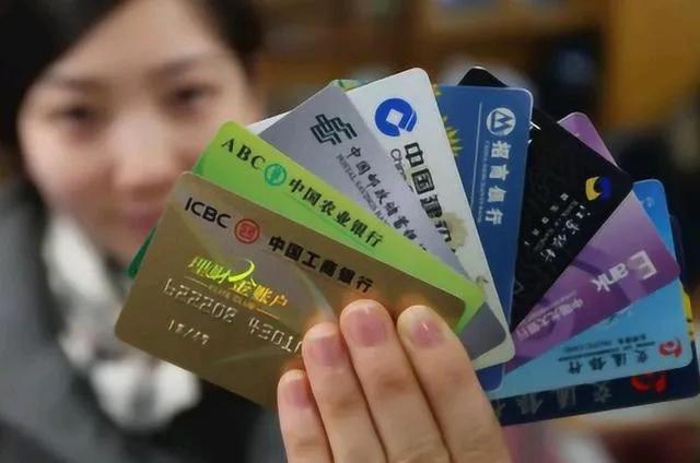 今天意外知道有个银行卡里竟然有1000多块，三年没动过，银行让我去消卡取出来[我