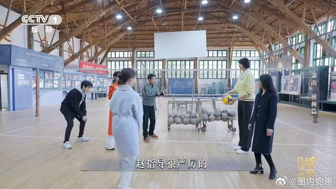 小撒被魏大勋一眼看穿 撒贝宁扑地救球，动作一气呵成，气势拉满。魏大勋在旁边默默看