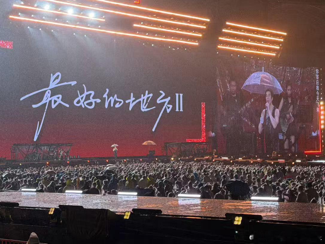 王力宏的发量扛住了暴雨王力宏强者从不抱怨环境 暴雨中的演唱会，380米跑道一步没