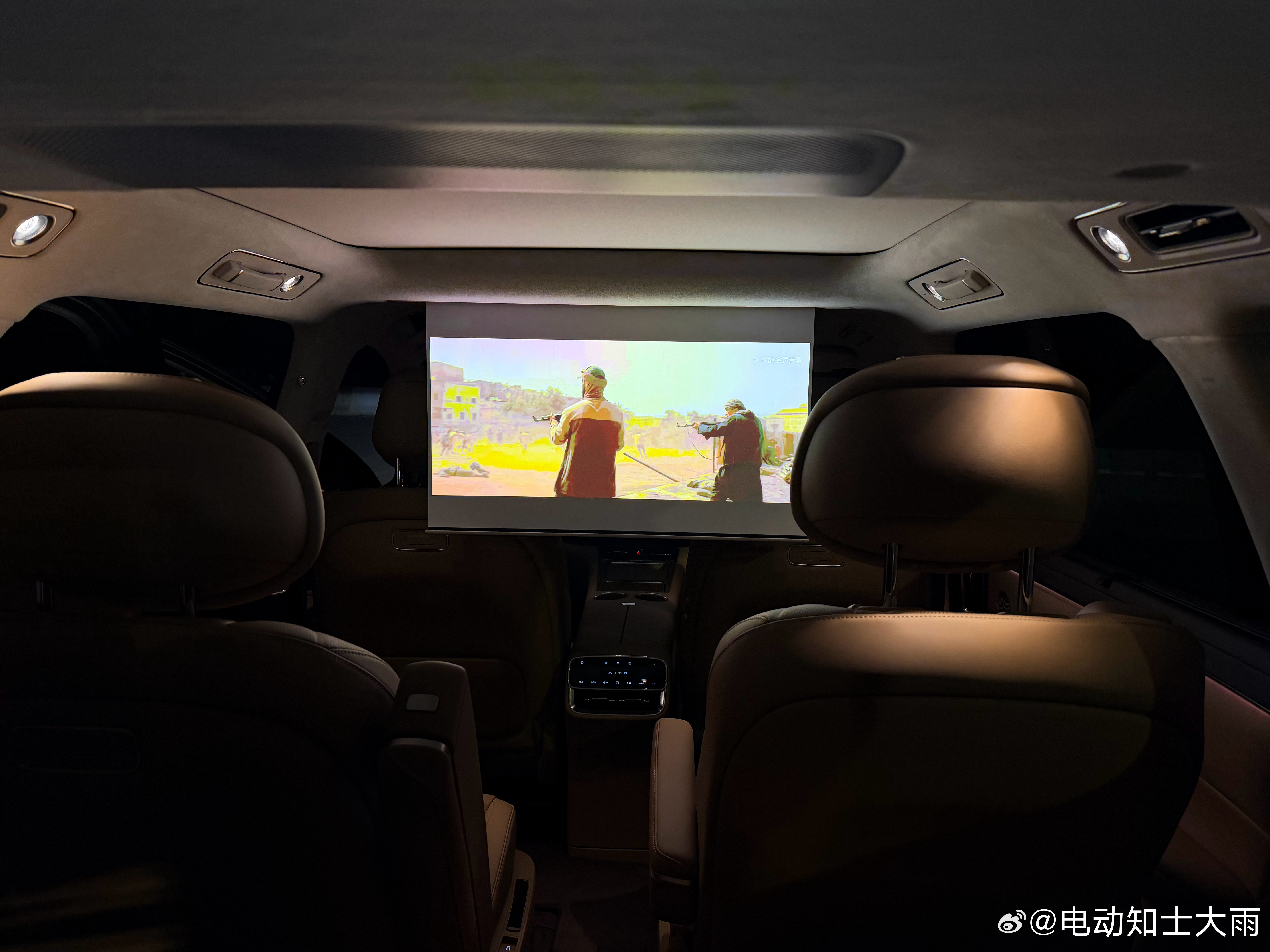 新M8的投影不错。 