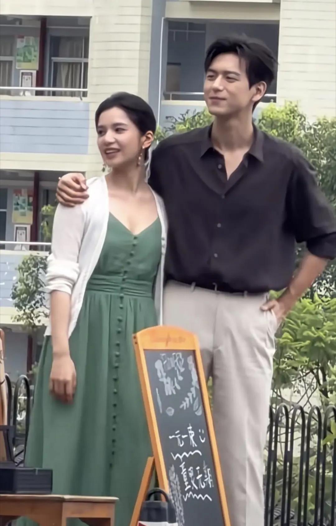 现在明星过的也太舒服了吧身材个皮肤都不管理的吗 