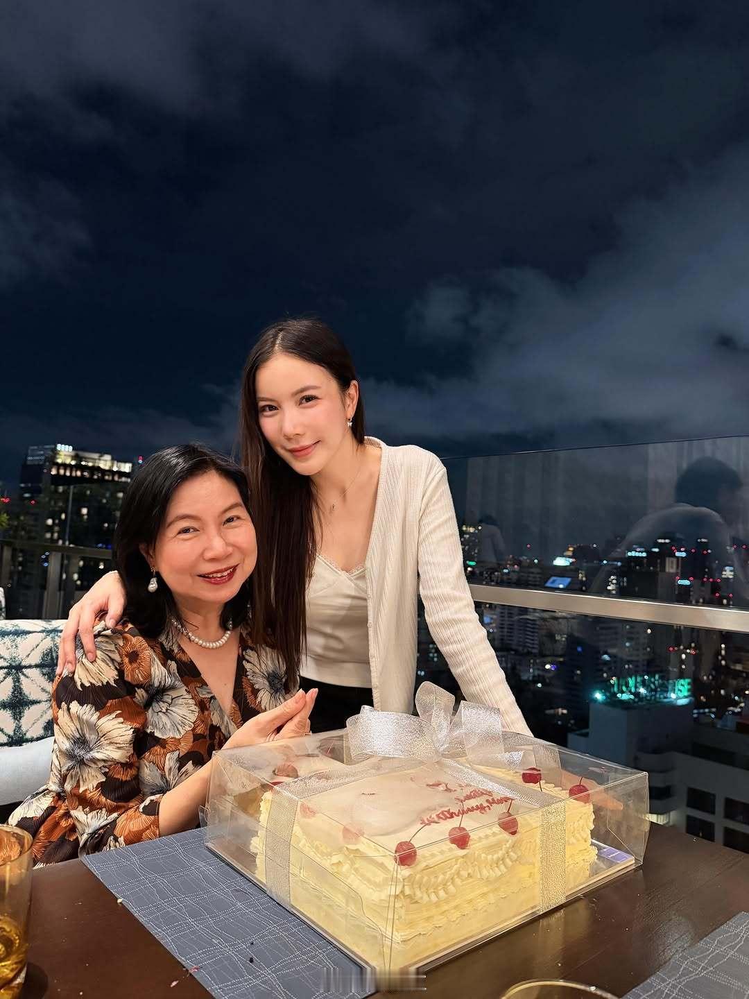 泰星Mook祝妈妈生日快乐母女俩同框，就是双倍温柔。Mook晒全家福为妈妈庆生，