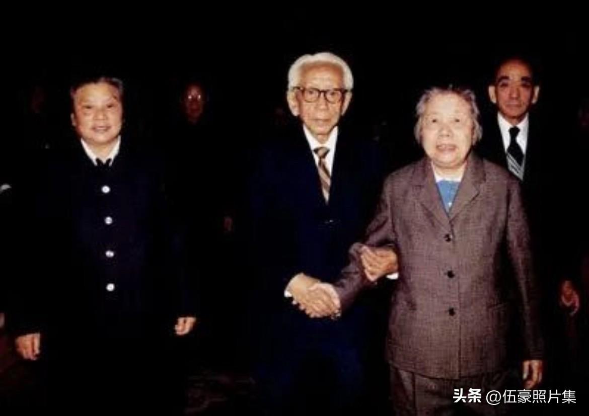 1979年7月10日上午，全国人大常委会副委员长邓颖超、全国政协副主席康克清在人