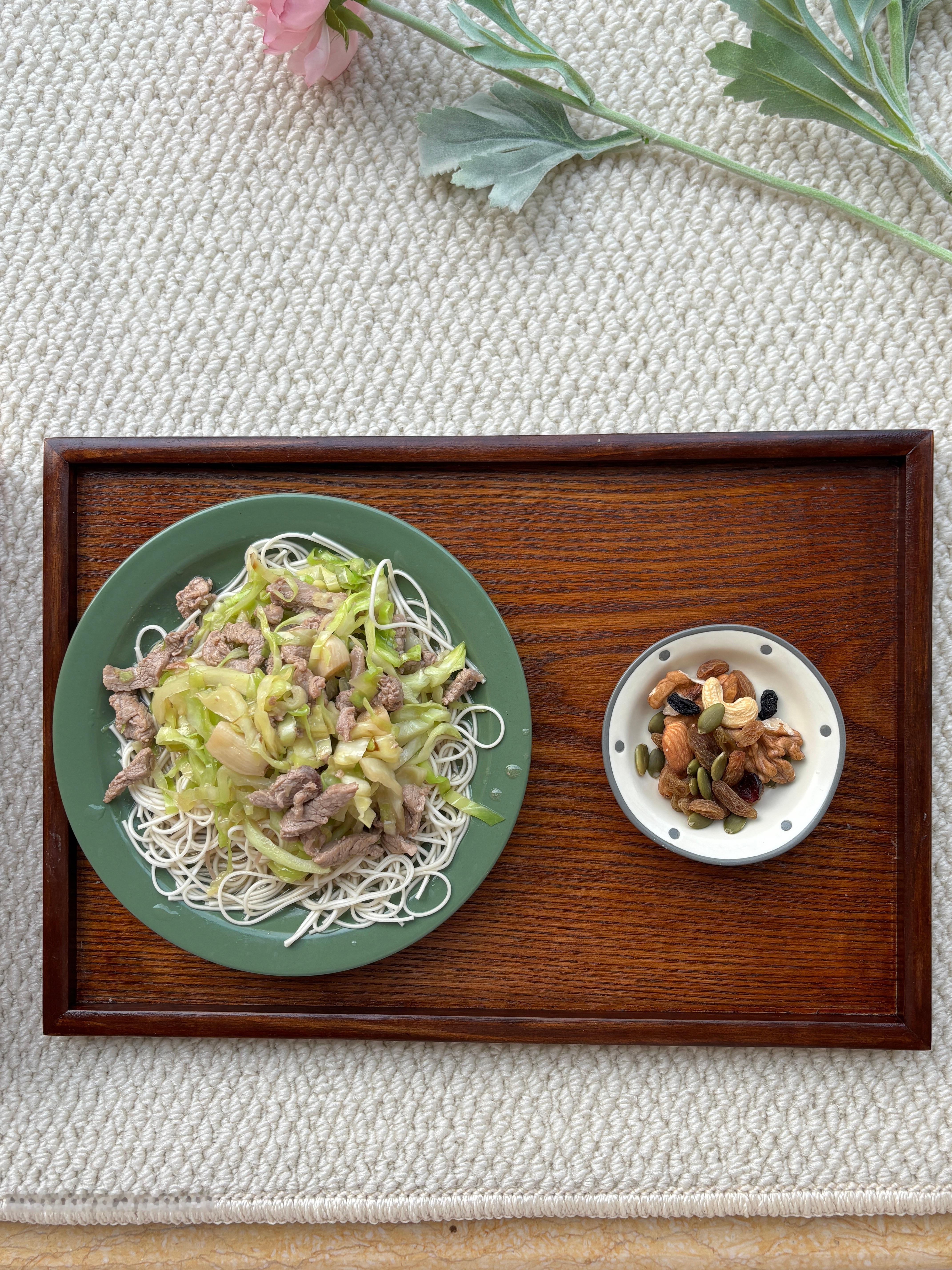 二月二龙抬头，要吃龙须面一年顺溜溜今天是卷心菜肉丝拌面🍜面条是山药做的小细面很