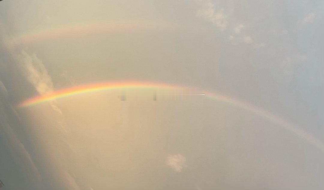 雨后彩虹🌈同事不说我都没注意，抬头一看，哇，彩虹🌈，可惜看晚了，看不到完整的