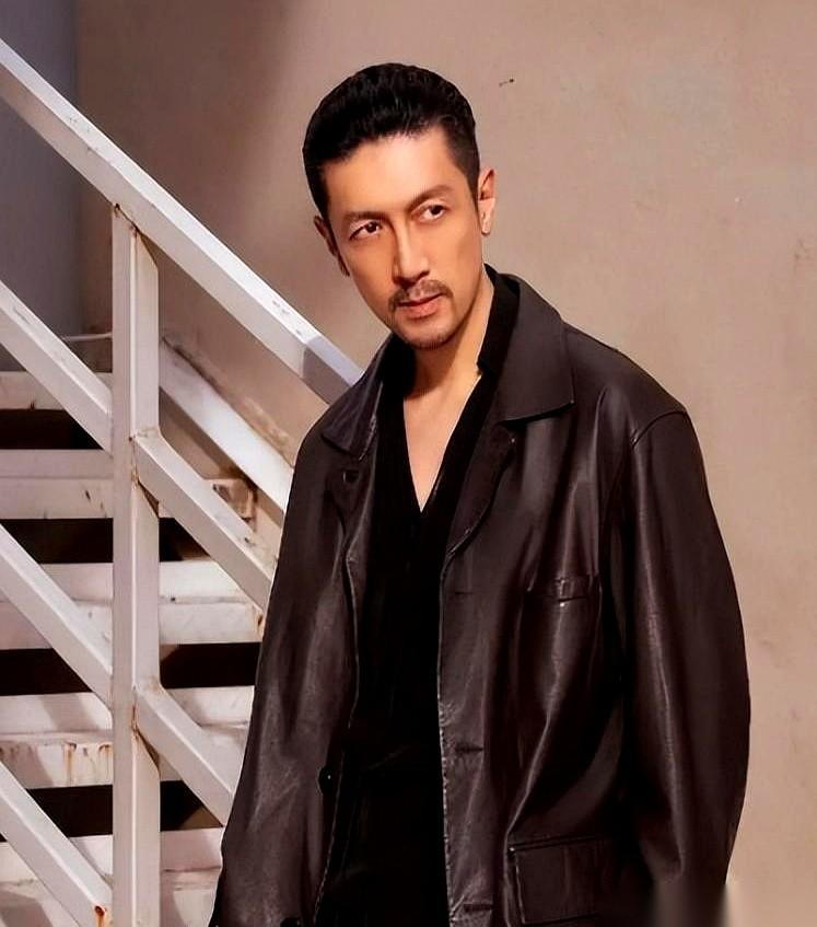 圈里最近出了个“怪人”。
戏一拍完，导演喊“咔”的下一秒，他就人间蒸发了。
庆功