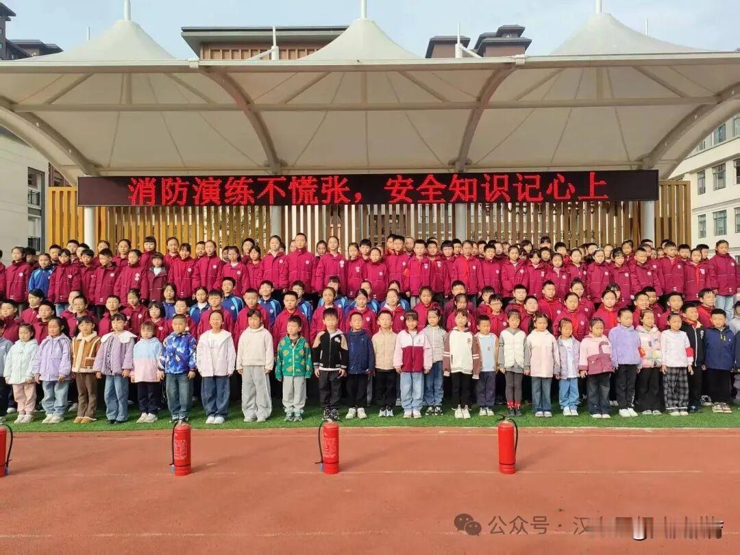 此次演练将理论知识与实战操作相结合，不仅让全体师生熟练掌握了地震应急疏散的正确方