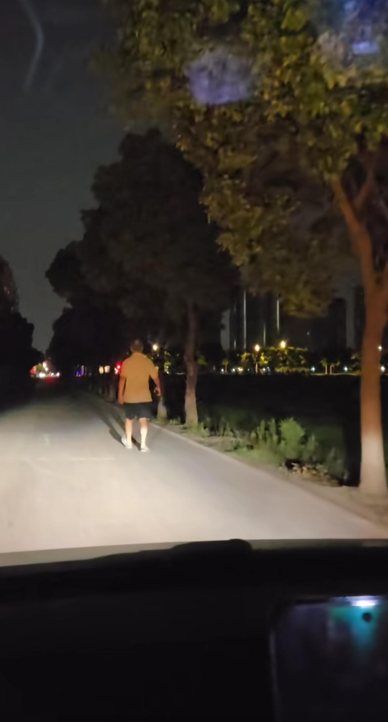 沈巍正在夜跑锻炼，八一为他照亮前方的路。车内挂着沈老师亲笔题写的“四海”字样，八