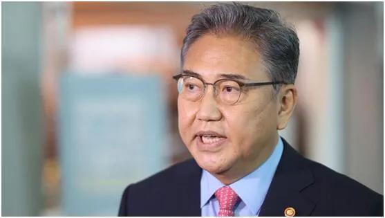 美国国务卿布林肯今日访华，但他昨天先给韩国外长朴振打了电话，讨论的议题里包括了韩