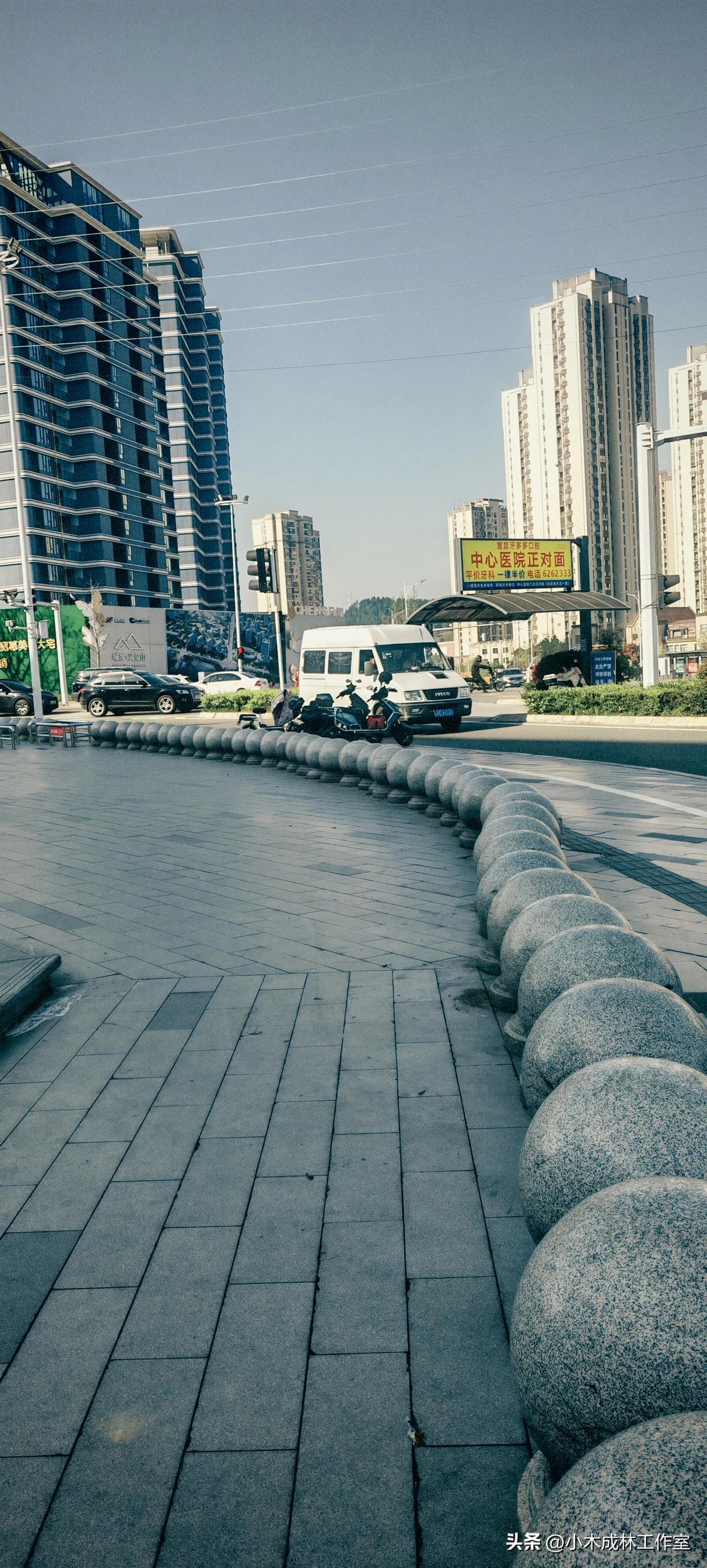 街头石墩风景线：好看是真，费钱也是真！
 
马路上一排排圆滚滚的花岗岩石墩，整齐