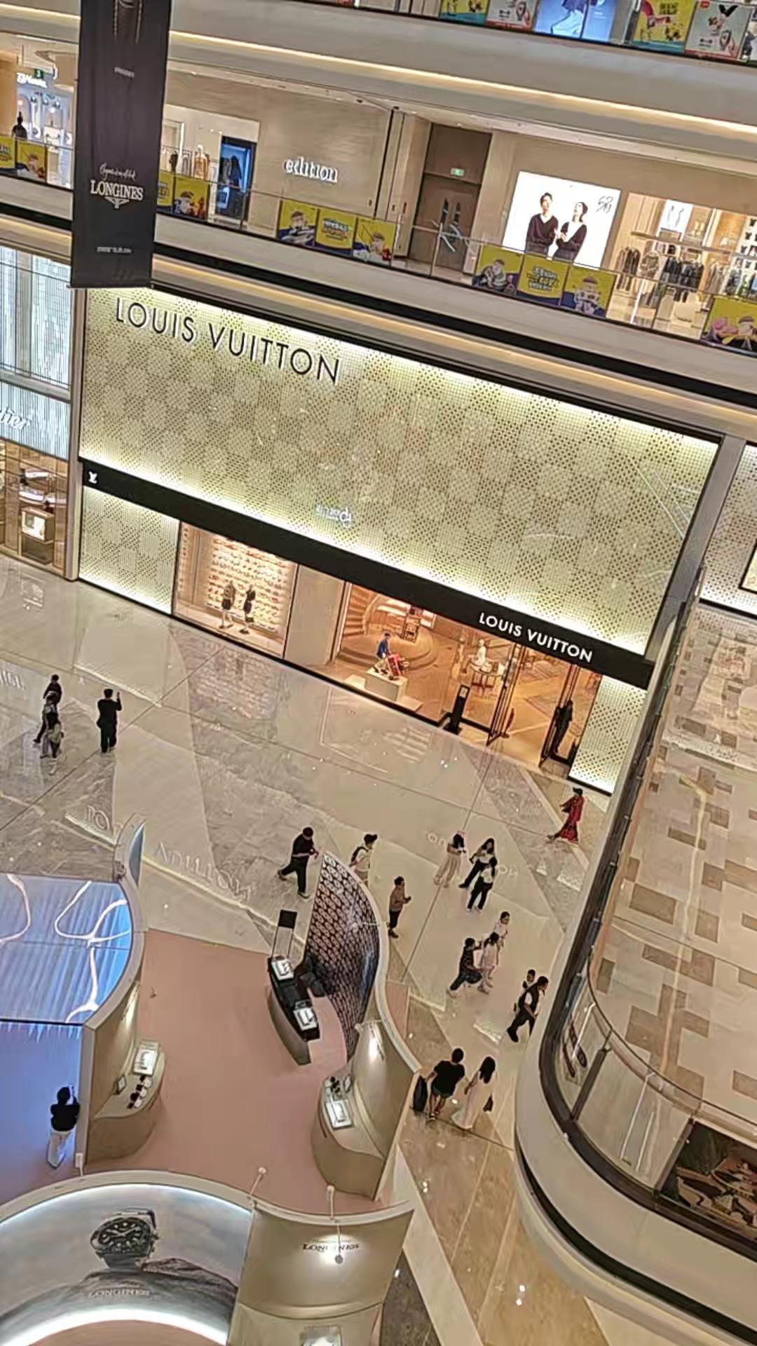 LV全国多地门店关闭那天还在昆明看见一个LV门店，看见进去的人很少，人流量非常少