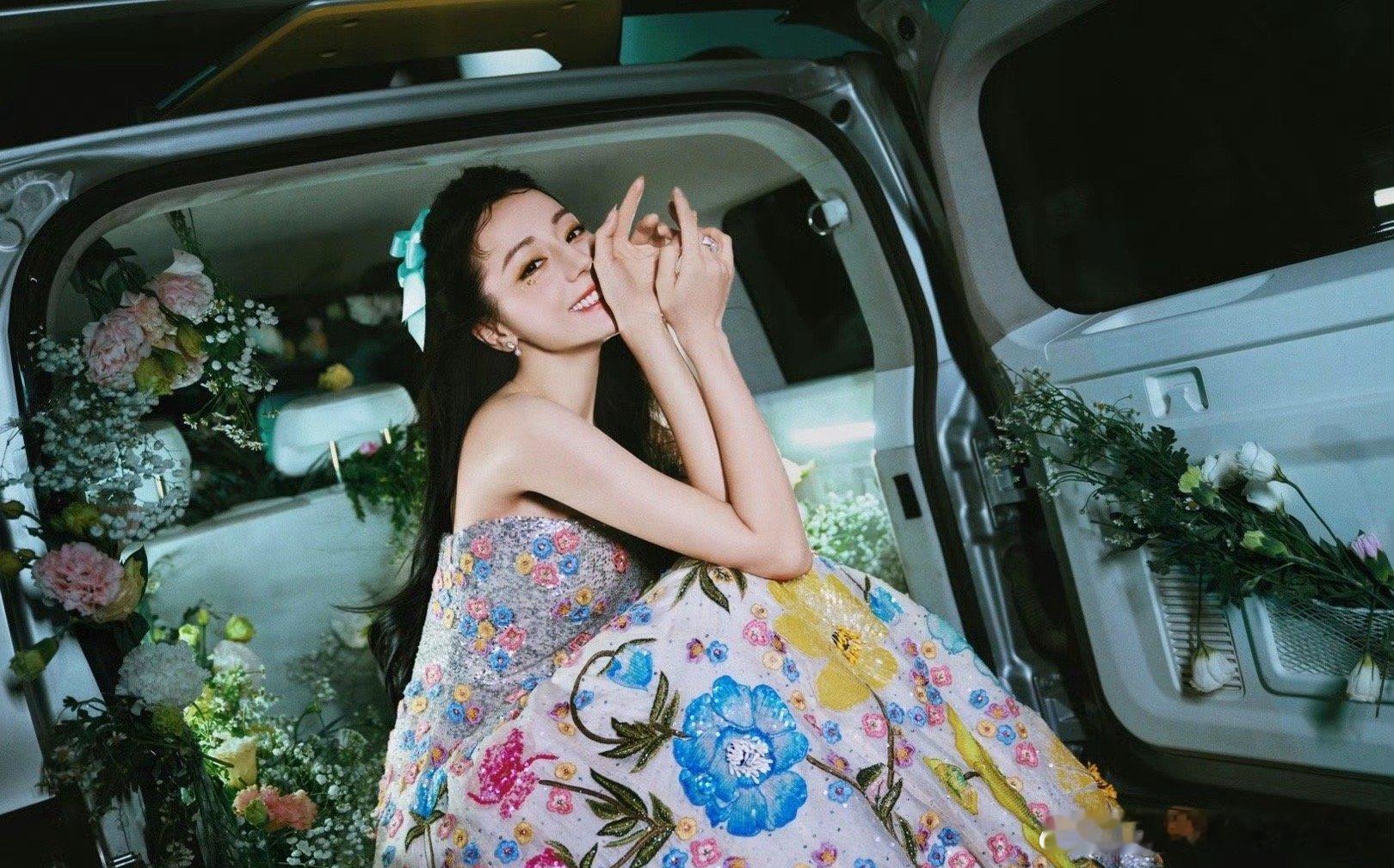 #王亚飞晒迪丽热巴金秋眼妆#王亚飞晒出迪丽热巴金秋眼妆，时尚又不失典雅，魅力四溢