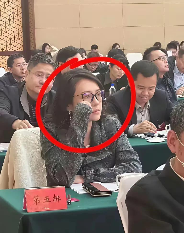 会议上美女这个名字，有点特别呀。

复姓是第五，名叫排，这个名字不知道是不是这样