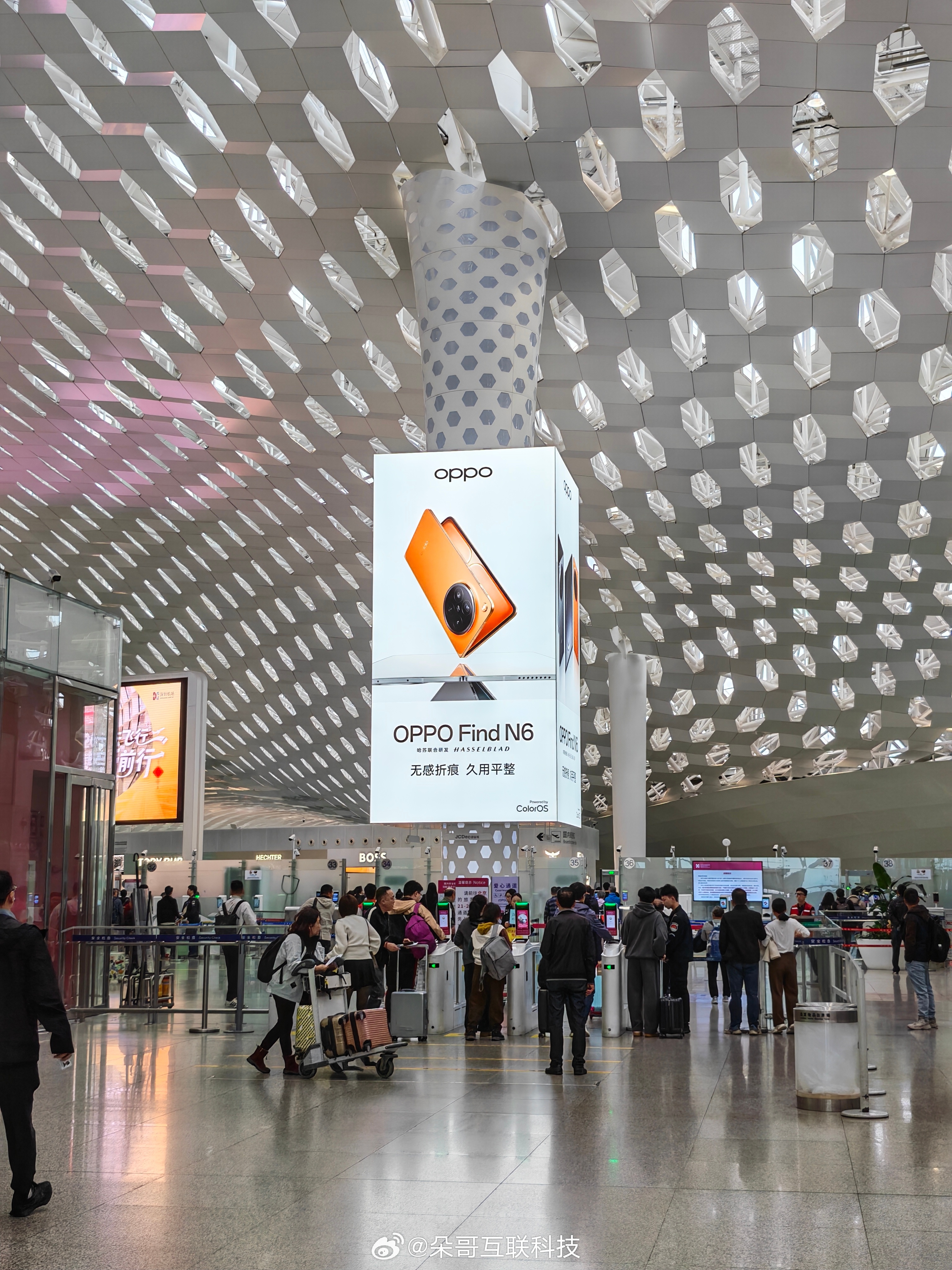 在宝安机场被OPPO Find N6闪到了橙色也太“显眼包”了这个配色，你打几分