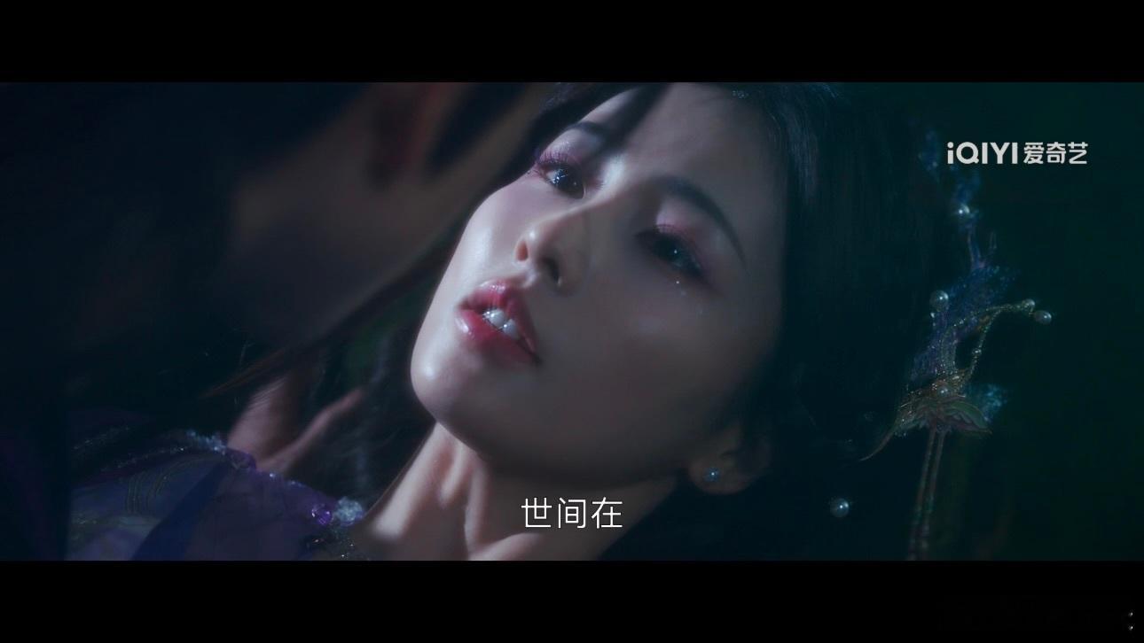 白月梵星草地play 朱导巧妙运用环境营造意境，镜头后若隐若现的花草，深意十足，