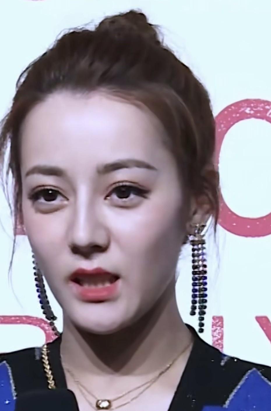 这个穿着黑衣服的女人，你敢信？她是迪丽热巴？
作为现在娱乐圈的一个顶流的存在，迪