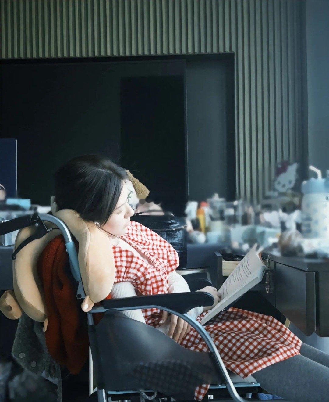 之前的赵露思多元气满满啊[苦涩]光鲜亮丽的背后不知道承受了多少！这么多事发生在你