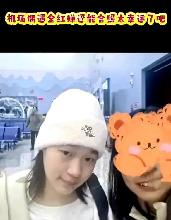 婵宝这波机场操作，真不是演的。

刚拍完新剧的婵宝，出现在首都机场T3航站楼，碰
