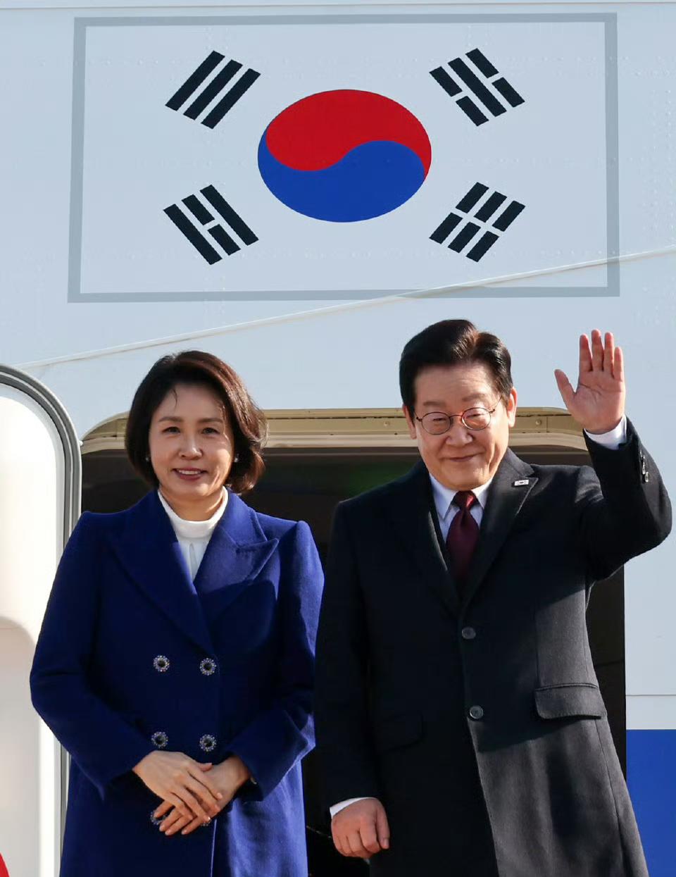 1月4日，李在明与夫人从城南首尔机场乘专机启程前往北京。