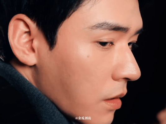 龚俊新剧眼神戏龚俊家事法庭眼神戏不用台词就把复杂心境演透，眼神层次太绝，这才是演