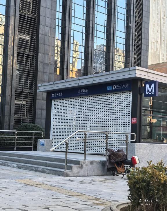 看样子十二号线要开了
留下地铁站 交通便利