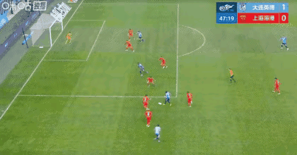 张琳芃刚上场一分钟，上海海港就丢球。看丢球过程，首先是张五没能盯住阿奇姆彭，导致