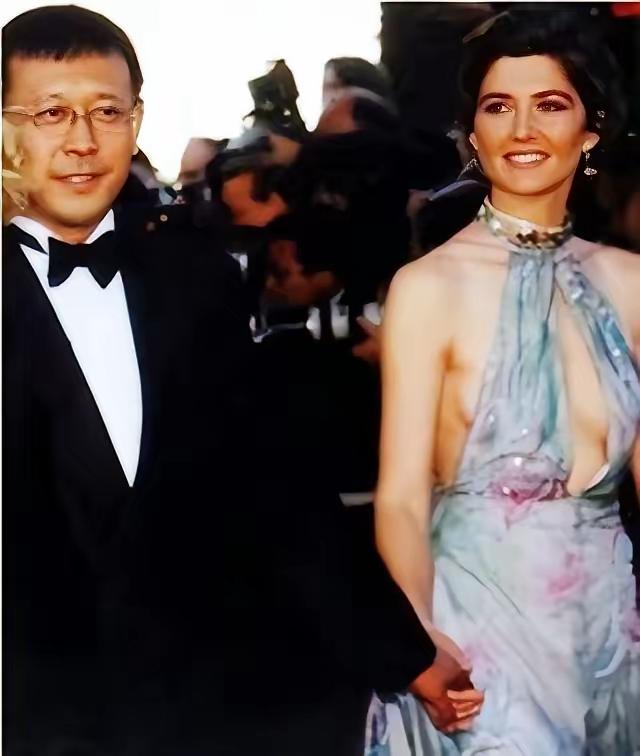 2006年，姜文和妻子周韵去法国探望女儿，女儿一脸怨气，冷冷地说：“爸爸，我讨厌