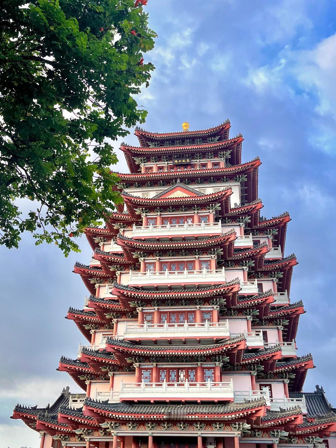 在快节奏的大湾区，惠州像一位悠闲的诗人，左拥西湖右抱罗浮山，为你按下生活的慢放键