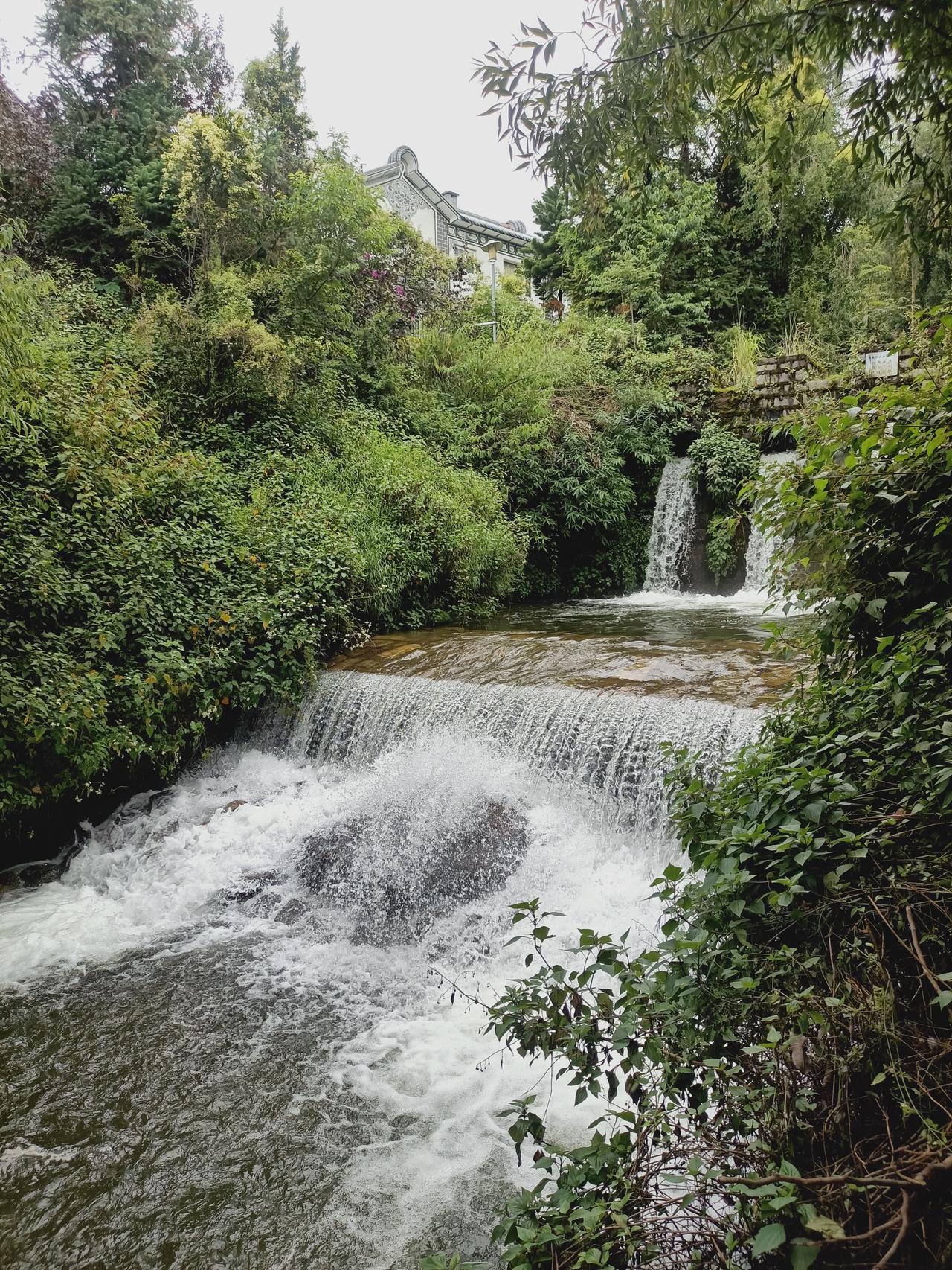 回首山河已是秋，季节变换，四季轮回，时过境迁，风景旧曾谙，日出花儿红胜火，秋来湖