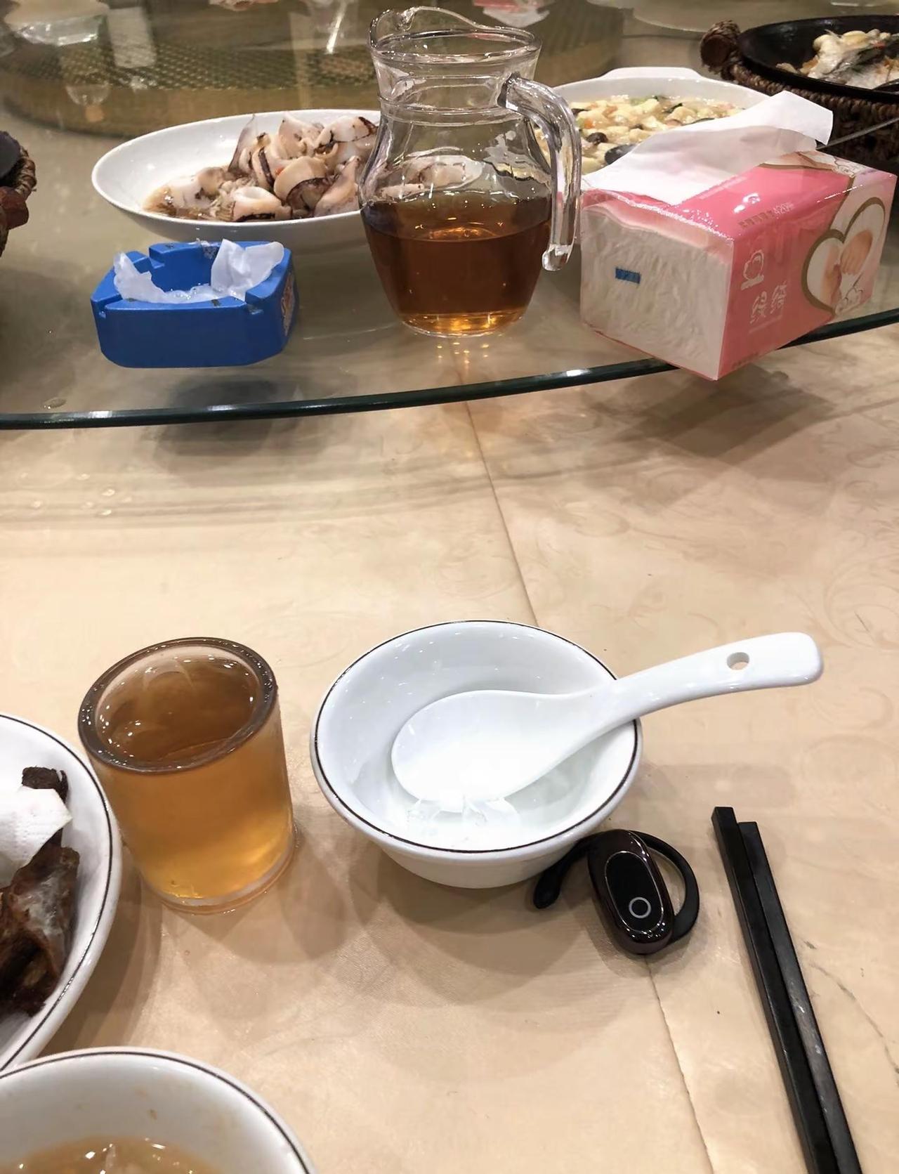 淡淡胭脂遮住了思绪，小酌几杯却有醉意，多少能人将相书画三千里，上河图雕琢的意义…