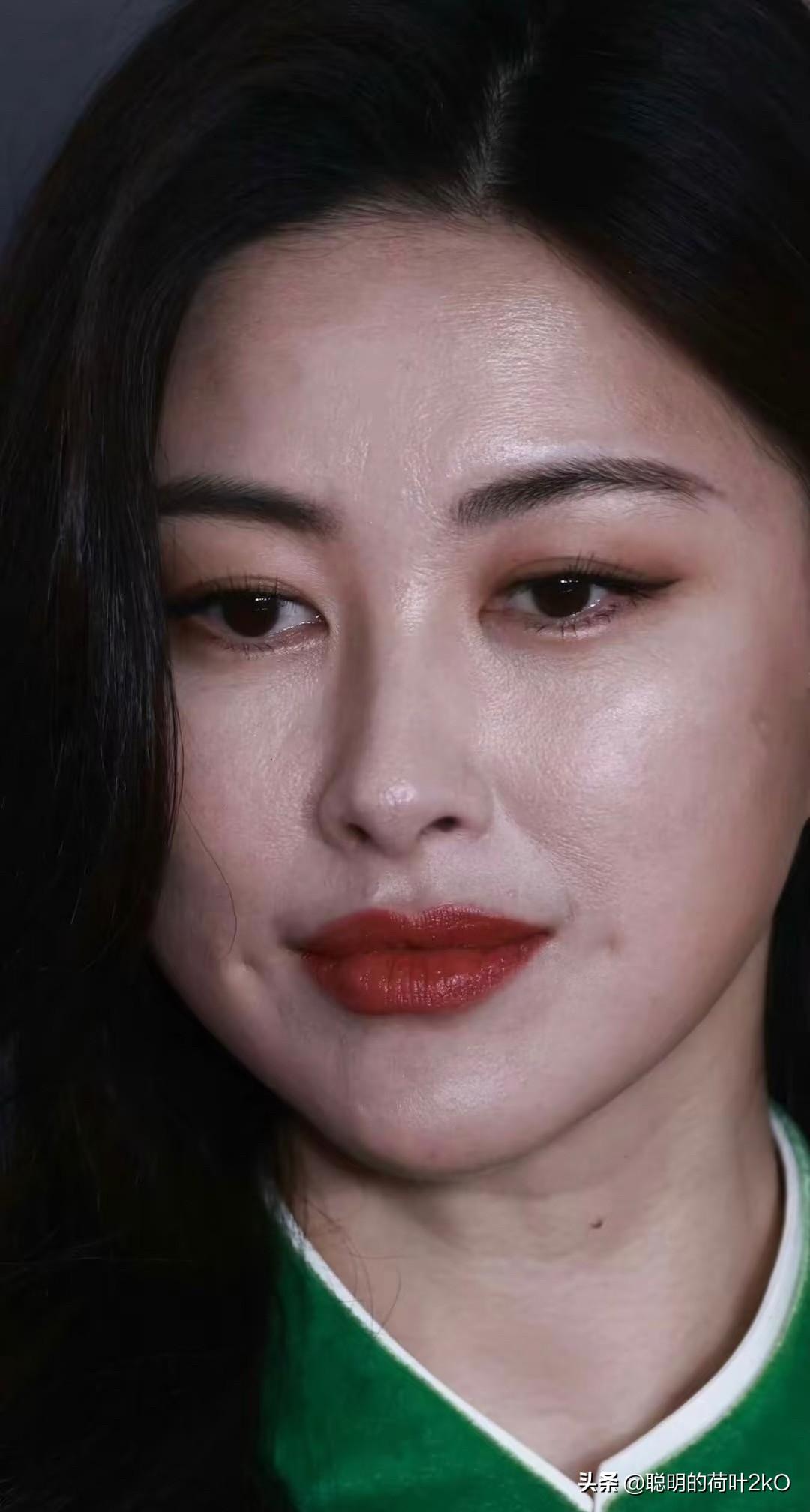 朱珠～优雅永不过时，这魅力谁顶得住呀？容貌娇艳明媚，气质明艳张扬，热烈耀眼如骄阳