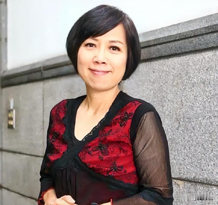 别了，黄智贤！
黄智贤近日在直播中说：“我人生的框架不是‘反独促统’，是行侠仗义