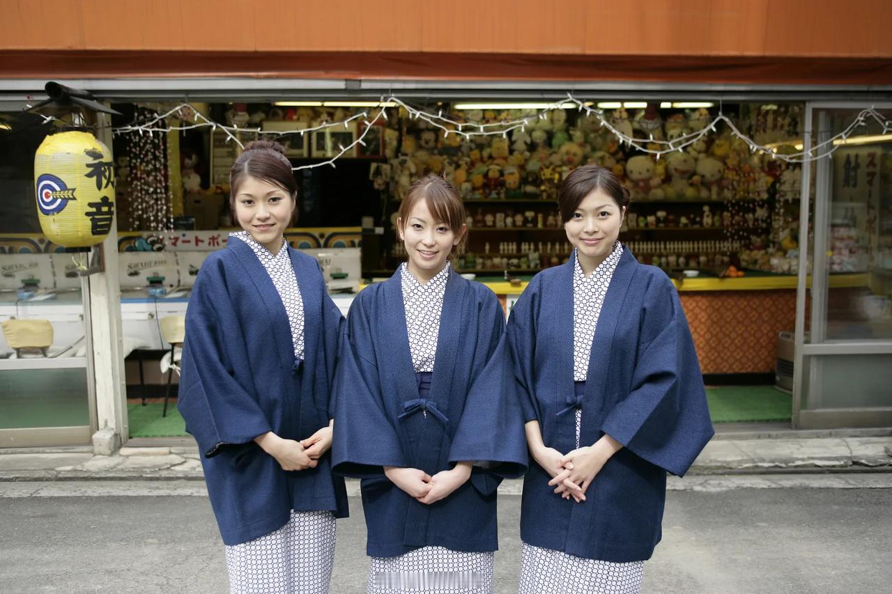 日本服务业出现显著变化，传统的“鞠躬微笑”式高标准服务正在减少，部分地区甚至出现