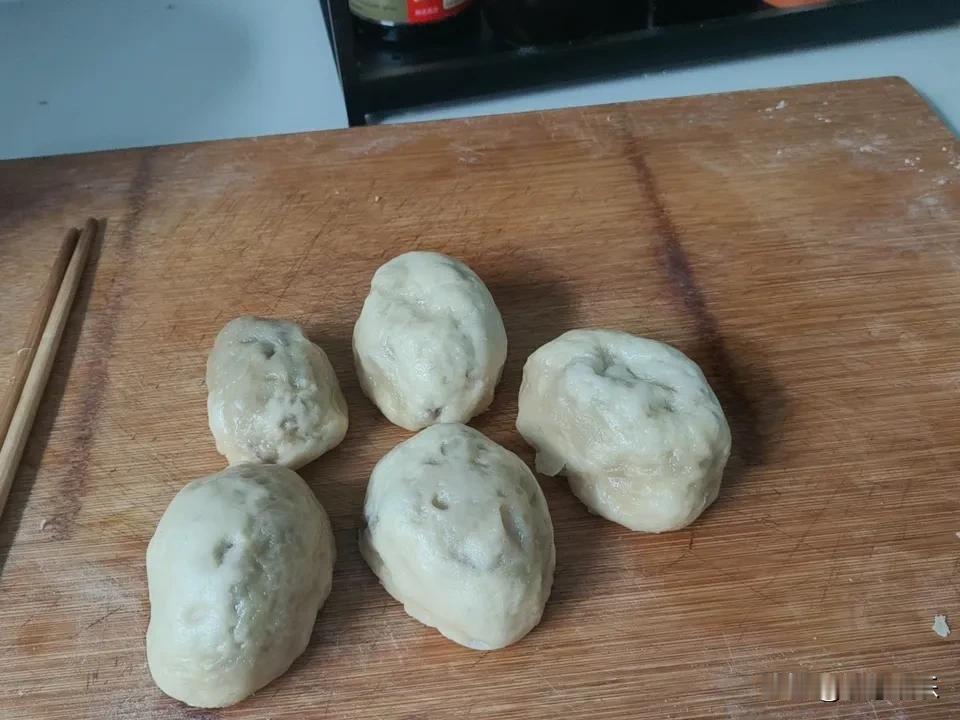 男人咱家蒸豆包，是不是蒸包子离过年有点早了，怎么蒸成这样了，