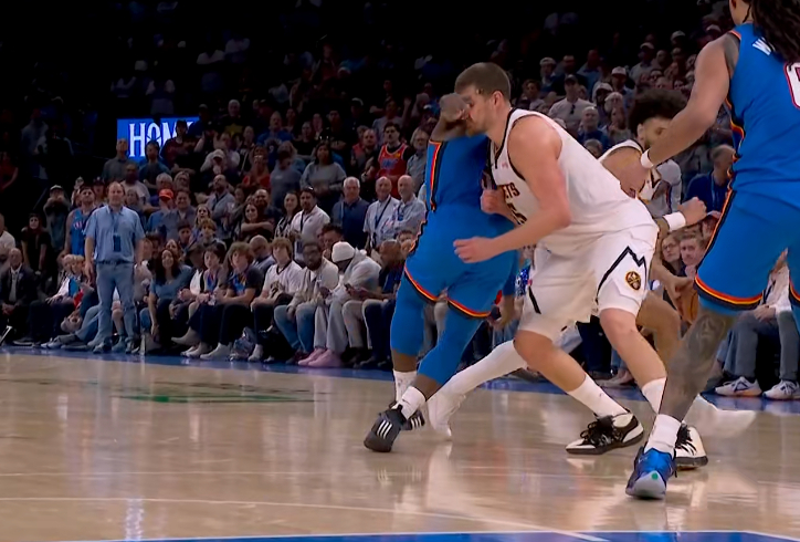 多尔特vs约基奇，第二回合，多尔特再被吹一个恶意犯规。 