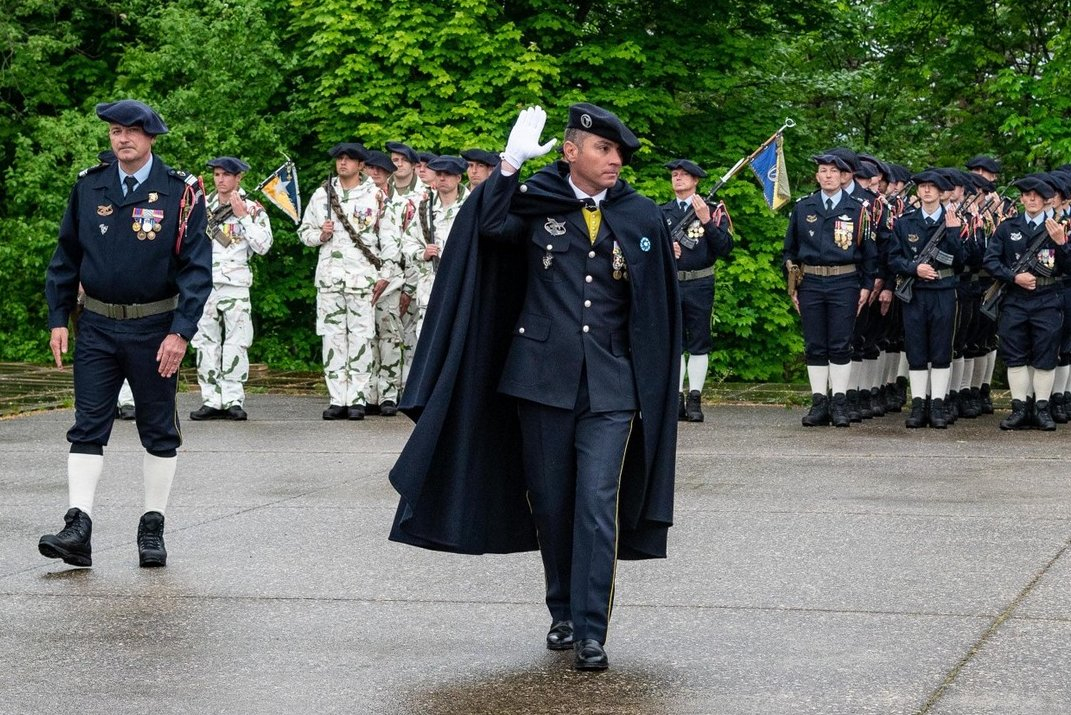 法军现役制服中出现的披风 