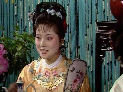 薛宝钗自觉不自觉地，每每与王熙凤较劲。
“凤丫头凭他怎么巧，再巧不过老太太去。”
