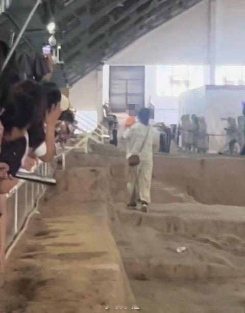 #女子参观兵马俑抱孩子走进俑坑#当地回应：孩子发烧抽搐，游客太多出不去不得已为之