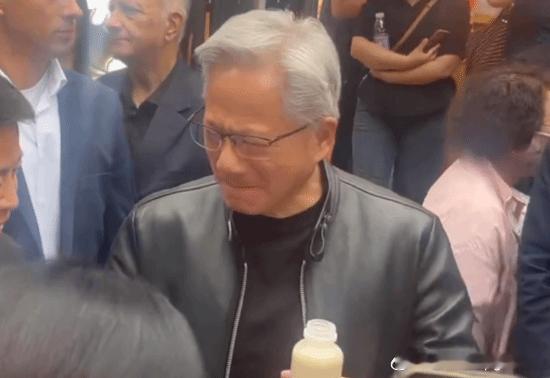 黄仁勋北京被投喂豆汁面露难色今日，多位网友在北京南锣鼓巷偶遇英伟达CEO黄仁勋，