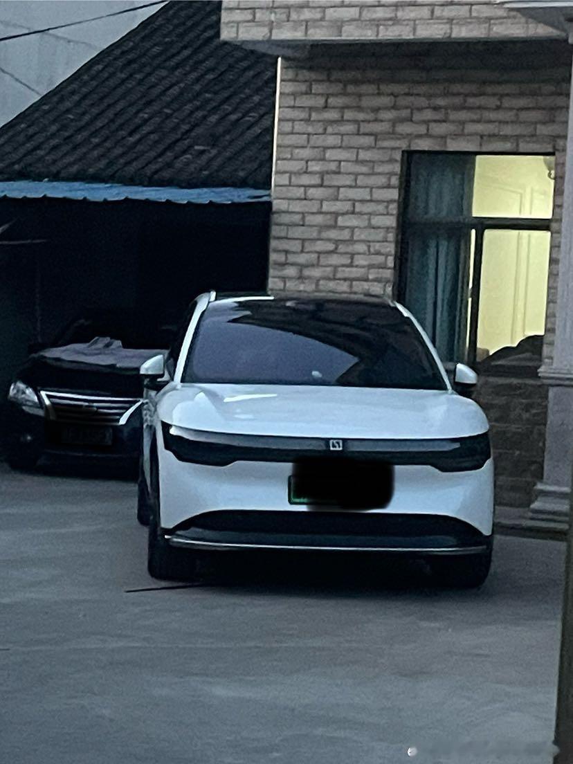 深夜回家发现小区因施工临时断水，我开车到三公里外的便利店采购饮用水。极氪灵活的身