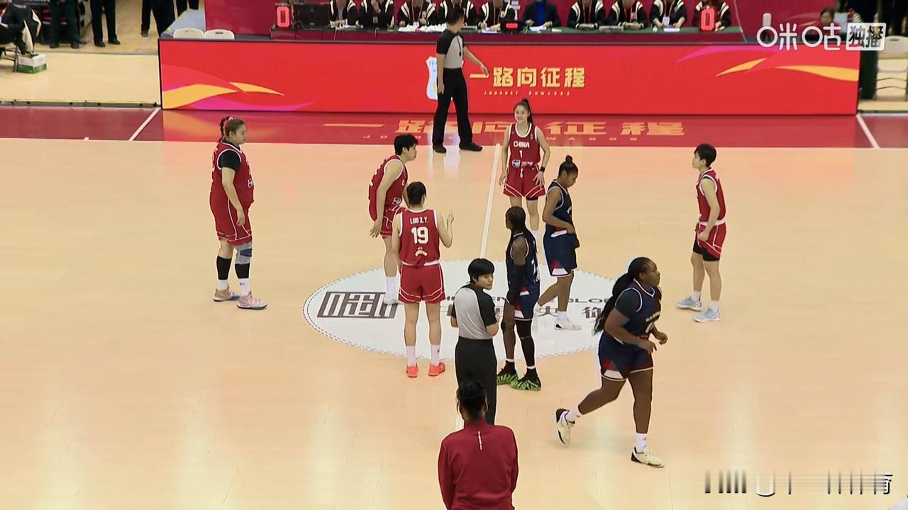 中国女篮热身赛上半场54-43领先国际联队11分，罗欣棫10分，陈明伶11分，张